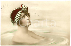 1920 BEAUTIES Woman with bandana swimming - Chromo vintage postcard  Cartolina postale d'epoca, viaggiata.CONDIZIONI: GFORMATO: FP    originale e autentica 1