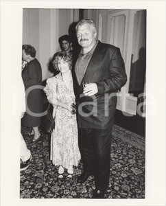 Fotografia d epoca originale 1987 MILANO ? Brian DENNEHY con la moglie Juliet  Foto 20x25 cm 1