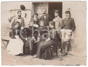 1894 ITALIA Famiglia nel cortile di una casa rurale - Fotografia ANONIMA 16x12