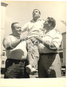 1960 ROMA Villaggio Olimpico - Renato RASCEL Alberto PIGAIANI Adolfo CONSOLINI  Fotografia d'epoca, con didascalia coeva al verso.  CONDIZIONI: FAIR (piegature angolari con piccoli fori)FORMATO: 18x24 cm     originale e autentica 1