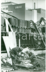 Fotografia d epoca originale 1986 SVIZZERA Tecnici di intervento su luogo disastro fabbrica SANDOZ Fotografia 1