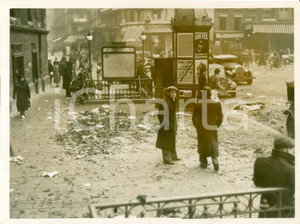 Fotografia d epoca originale 1938 PARIS Tempesta di foglie alla metropolitana di LES HALLES Fotografia 1