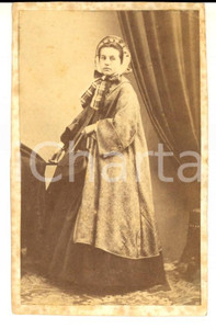 Fotografia d epoca originale 1870 ca MOULINS F Ritratto di donna con mantello e cuffia Foto BRUNEL CDV 1