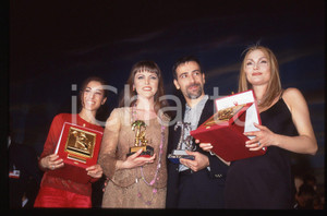 35mm vintage slide* 1997 FESTIVAL SANREMO - Anna OXA SYRIA e i JALISSE Diapositiva d'epoca, in formato 35 mm. CONDIZIONI: GOOD Tutti i diritti riservati E' severamente vietata la riproduzione.  ICharta mette in vendita, sul negozio eBay e in esclusiva sul sito "icharta" il proprio archivio composto da numerose diapositive e negativi fotografici d'epoca, tutti originali e autentici, che attraversano la storia del costume italiano tra gli la fine degli anni Sessanta e Novanta.Si tratta di uno sguardo inedito sull'attualit&agrave;, la politica, la vita quotidiana, il gossip e la cultura, che fotografa il cambiamento della nazione in quest'ultimo scorcio del XX secolo. Un'occasione unica per il mercato del collezionismo, che vede finalmente disponibile un archivio eccezionale per vastit&agrave;, tematiche e condizioni, in un settore (il negativo fotografico e la diapositiva) di assoluta novit&agrave; e dalle interessanti prospettive di investimento.      originale e autentica 1