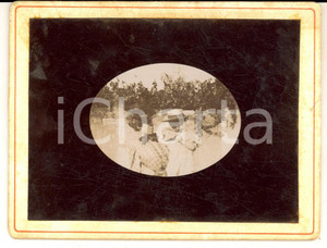 Fotografia d epoca originale 1910 ca FRANCE Una bambina in giardino con la madre Fotografia VINTAGE 13x10 1