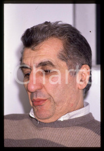 35mm vintage slide* 1990 ca TELEVISIONE Salvatore NOCITA regista (1)   Diapositiva d'epoca, in formato 35 mm. CONDIZIONI: GOODTutti i diritti riservati.E' severamente vietata la riproduzione. ICharta mette in vendita, sul negozio eBay e in esclusiva sul sito "icharta" il proprio archivio composto da numerose diapositive e negativi fotografici d'epoca, tutti originali e autentici, che attraversano la storia del costume italiano tra gli la fine degli anni Sessanta e Novanta.Si tratta di uno sguardo inedito sull'attualit&agrave;, la politica, la vita quotidiana, il gossip e la cultura, che fotografa il cambiamento della nazione in quest'ultimo scorcio del XX secolo. Un'occasione unica per il mercato del collezionismo, che vede finalmente disponibile un archivio eccezionale per vastit&agrave;, tematiche e condizioni, in un settore (il negativo fotografico e la diapositiva) di assoluta novit&agrave; e dalle interessanti prospettive di investimento.     originale e autentica 1