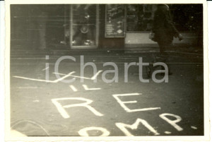 Fotografia d epoca originale 1955 MILANO W il Re  Scritte Comizio PARTITO MONARCHICO POPOLARE Fotografia 1