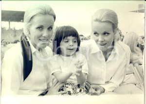 1970 ca COSTUME ITALIA Ritratto delle gemelle KESSLER con bambino *Foto 30x20