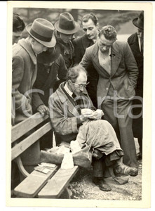 Fotografia d epoca originale 1938 MILANO Artista lavora su una panchina al parco Fotografia 13x18 cm 1