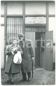 Fotografia d epoca originale 1970 ca MILANO  PANE QUOTIDIANO Anziani ritirano prodotti alimentari  Foto 1