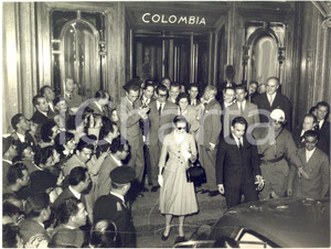 1957 GENOVA Hotel Colombia - Arrivo principi Ranieri e Grace di Monaco - Foto   Fotografia d'epoca con didascalia coeva al verso.   CONDIZIONI: POOR (lievi piegature marginali; difetti di stampa evidenti) FORMATO: 24x18 cm     originale e autentica 1