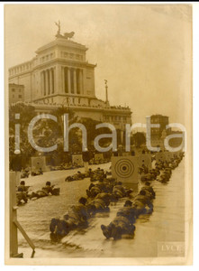Fotografia d epoca originale 1937 ROMA Avanguardisti CAMPO DUX sfilano verso Altare della Patria DANNEGGIATA 1