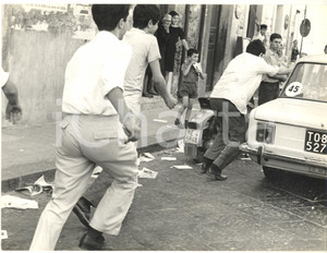 1967 CANTAGIRO Tappa CATANIA-MESSINA Assalto all'auto di Rita PAVONE *Foto 24x18  Fotografia d'epoca con didascalia coeva al verso.   CONDIZIONI: G (ma lievi difetti di stampa)FORMATO: 24x18 cm     originale e autentica 1