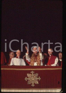 35mm vintage slide* 1978, Giovanni Paolo II, ELECTION  Diapositiva d'epoca, in formato 35 mm.CONDIZIONI: GOODE' severamente vietata la riproduzione. Tutti i diritti sono riservati.Nella diapositiva ICharta mette in vendita, sul negozio eBay e in esclusiva sul sito "icharta" il proprio archivio composto da numerose diapositive e negativi fotografici d'epoca, tutti originali e autentici, che attraversano la storia del costume italiano tra gli la fine degli anni Sessanta e Novanta.Si tratta di uno sguardo inedito sull'attualit&agrave;, la politica, la vita quotidiana, il gossip e la cultura, che fotografa il cambiamento della nazione in quest'ultimo scorcio del XX secolo. Un'occasione unica per il mercato del collezionismo, che vede finalmente disponibile un archivio eccezionale per vastit&agrave;, tematiche e condizioni, in un settore (il negativo fotografico e la diapositiva) di assoluta novit&agrave; e dalle interessanti prospettive di investimento.  FAIR/discreto   originale e autentica 1