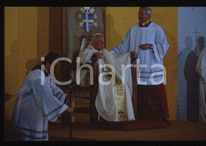 35mm vintage slide* 1993 - SPAIN, Seville, HOMILY of Giovanni Paolo II  Diapositiva d'epoca, in formato 35 mm.CONDIZIONI: GOODE' severamente vietata la riproduzione. Tutti i diritti sono riservati.Nella diapositiva ICharta mette in vendita, sul negozio eBay e in esclusiva sul sito "icharta" il proprio archivio composto da numerose diapositive e negativi fotografici d'epoca, tutti originali e autentici, che attraversano la storia del costume italiano tra gli la fine degli anni Sessanta e Novanta.Si tratta di uno sguardo inedito sull'attualit&agrave;, la politica, la vita quotidiana, il gossip e la cultura, che fotografa il cambiamento della nazione in quest'ultimo scorcio del XX secolo. Un'occasione unica per il mercato del collezionismo, che vede finalmente disponibile un archivio eccezionale per vastit&agrave;, tematiche e condizioni, in un settore (il negativo fotografico e la diapositiva) di assoluta novit&agrave; e dalle interessanti prospettive di investimento.  FAIR/discreto   originale e autentica 1