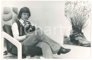 Fotografia d epoca originale 1970 ca ITALIA CALCIO Giancarlo ANTOGNONI in poltrona  Foto 30x20 cm 1