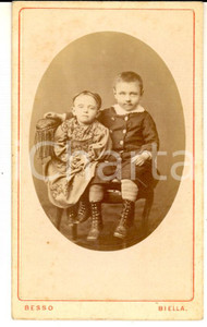Fotografia d epoca originale 1880 ca BIELLA Coppia di fratellini su una poltrona Foto Vittorio BESSO CDV 1