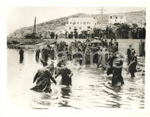 1961 SALONIKA (GREECE) Students take refuge in the sea after demonstration PHOTO