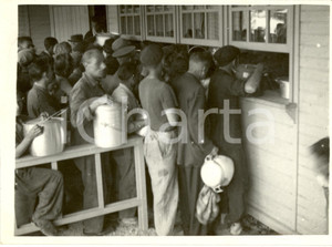 Fotografia d epoca originale 1940 ca MILANO Folla all apertura della mensa collettiva Piazzale BACONE Foto 1