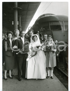 1955 ca BOLOGNA - FS Gli "Sposi del SETTEBELLO" all'arrivo in stazione *Foto 