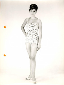 Fotografia d epoca originale 1960 ca MILANO ? MODA Modella posa in costume da bagno a fiori Foto 1