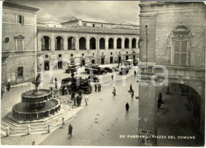 Cartolina originale da collezione 1949 FABRIANO (AN) Piazza del Comune con manifesto Giorgio TUPINI *FG VG 1
