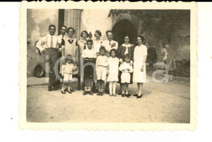 Fotografia d epoca originale 1931 CAMAGNA MONFERRATO AL Ritratto di famiglia in cortile Foto 6x9 cm 1