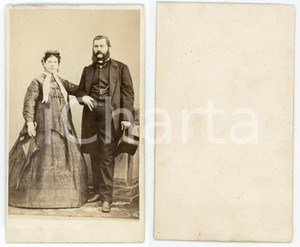 1900 ca ITALIA Marito e moglie - Ritratto di coppia - Fotografia CDV  Fotografia originale d'epoca.CONDIZIONI: FAIR (lievi smussature al margine superiore)FORMATO: CDV    originale e autentica 1