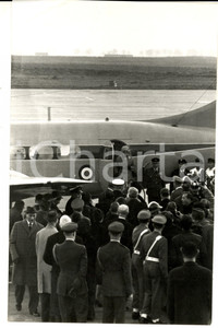 Fotografia d epoca originale 1960 ca PARIS ? Arrivo di una delegazione dipolmatica Fotografia 18x26 cm 1