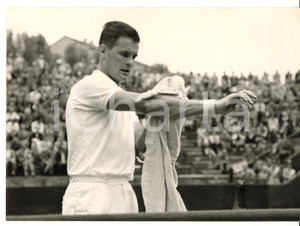 1957 MILANO TENNIS - COPPA DAVIS - ITALIA SVEZIA 3-1 Sven DAVIDSON in pausa