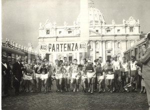 1959 ROMA Piazza SAN PIETRO Partenza 30 km marcia ROMA-CASTELGANDOLFO Foto 18x13