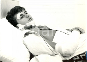 Fotografia d epoca originale 1962 MILANO  Tony RENIS incerottato e stordito dopo incidente stradale Foto 1