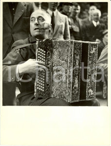 Fotografia d epoca originale 1937 MILANO SAGRA del SOLLEONE  Suonatore di fisarmonica in concorso Foto 1