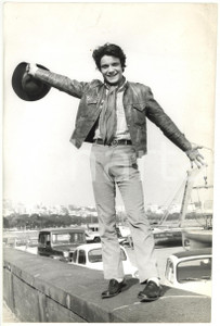 Fotografia d epoca originale 1965 ca NAPOLI Ritratto di Massimo RANIERI su un muretto Foto VINTAGE 20x30 cm 1