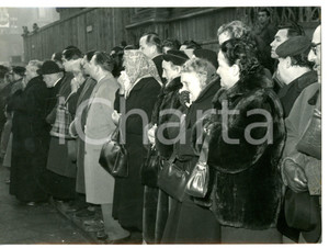 1956 MILANO Folla commossa ai funerali Don Carlo GNOCCHI *Foto 18x13 cm Fotografia d'epoca con didascalia coeva al verso. CONDIZIONI: FAIR (ondulatura al margine superiore)FORMATO: 18x13 cm     originale e autentica 1