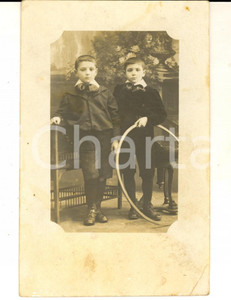 Fotografia d epoca originale 1915 ca MILANO Coppia di fratellini con il cerchio Foto CARDANO via Paolo Sarpi 1