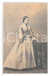 Fotografia d epoca originale 1870 ca ITALIA Giovane nobildonna in abito da giorno  Ritratto  Fotografia CDV 1