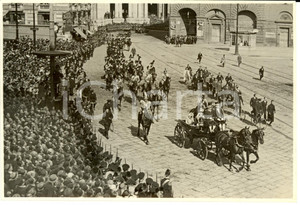 Fotografia d epoca originale 1931 Napoli Arrivo UMBERTO II e MARIA JOSE in PIAZZA TRIESTE E TRENTO Foto 1