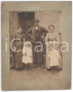 Fotografia d epoca originale 1910 ca COSTUMI Ritratto di famiglia in cortile rurale  Foto 12x15 cm 1