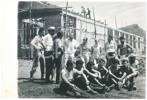 Fotografia d epoca originale 1975 ca POXOREU  BRAZIL Spedizione missionaria  Costruzione scuola  Foto 1 1