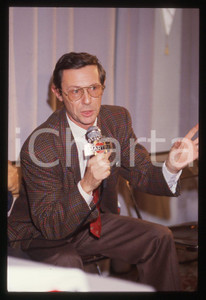 35mm vintage slide* 1987 MILANO Bruno BOZZETTO alla TERRAZZA MARTINI Ritratto 13  Diapositiva d'epoca, in formato 35 mm.Nella diapositiva compare Bruno Bozzetto alla Terrazza Martini di Milano nel 1987, in occasione della presentazione de "Il libro dei diritti dei bambini", scritto con Piero Badaloni. CONDIZIONI: GOOD  Tutti i diritti riservati.E' severamente vietata la riproduzione. ICharta mette in vendita, sul negozio eBay e in esclusiva sul sito "icharta" il proprio archivio composto da numerose diapositive e negativi fotografici d'epoca, tutti originali e autentici, che attraversano la storia del costume italiano tra gli la fine degli anni Sessanta e Novanta.Si tratta di uno sguardo inedito sull'attualit&agrave;, la politica, la vita quotidiana, il gossip e la cultura, che fotografa il cambiamento della nazione in quest'ultimo scorcio del XX secolo. Un'occasione unica per il mercato del collezionismo, che vede finalmente disponibile un archivio eccezionale per vastit&agrave;, tematiche e condizioni, in un settore (il negativo fotografico e la diapositiva) di assoluta novit&agrave; e dalle interessanti prospettive di investimento.New layer...  originale e autentica 1