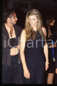 35mm vintage slide* 1995 ca UK - MODA Susannah CONSTANTINE Ritratto Diapositiva d'epoca, in formato 35 mm.CONDIZIONI: GOODTutti i diritti riservati.E' severamente vietata la riproduzione. ICharta mette in vendita, sul negozio eBay e in esclusiva sul sito "icharta" il proprio archivio composto da numerose diapositive e negativi fotografici d'epoca, tutti originali e autentici, che attraversano la storia del costume italiano tra gli la fine degli anni Sessanta e Novanta.Si tratta di uno sguardo inedito sull'attualit&agrave;, la politica, la vita quotidiana, il gossip e la cultura, che fotografa il cambiamento della nazione in quest'ultimo scorcio del XX secolo. Un'occasione unica per il mercato del collezionismo, che vede finalmente disponibile un archivio eccezionale per vastit&agrave;, tematiche e condizioni, in un settore (il negativo fotografico e la diapositiva) di assoluta novit&agrave; e dalle interessanti prospettive di investimento.  originale e autentica 1