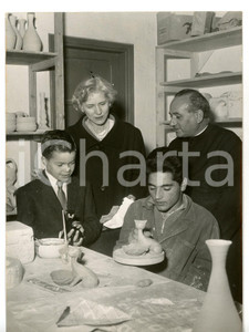 1956 ROMA Clare BOOTHE LUCE e Stanley WERLEY con un mutilatino di DON GNOCCHI