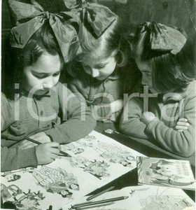 Fotografia d epoca originale 1943 MILANO WW2 Bambine a scuola colorano album da disegno Fotografia 1