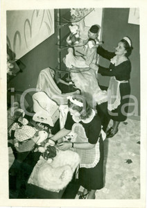 Fotografia d epoca originale 1938 MILANO Bambinaie allestiscono Mostra del Corredino Italiano FOTOGRAFIA 1