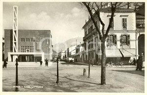 Cartolina originale da collezione 1953 IVREA TO Passanti davanti alla Casa Littoria Cartolina FP VG 1