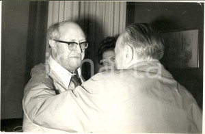 1970 ca MILANO (?) Arrivo Mstislav ROSTROPOVIC per tournée in Italia (1) Foto