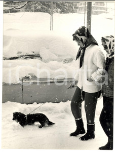 Fotografia d epoca originale 1960 ca KLOSTERS CH Paola del BELGIO passeggia sotto la neve Foto 18x24 1