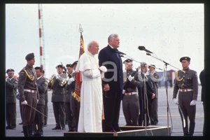 35mm vintage slide* 1993 Vilnius, Giovanni Paolo II, president Brazauskas  Diapositiva d'epoca, in formato 35 mm.CONDIZIONI: GOODE' severamente vietata la riproduzione. Tutti i diritti sono riservati.Nella diapositiva ICharta mette in vendita, sul negozio eBay e in esclusiva sul sito "icharta" il proprio archivio composto da numerose diapositive e negativi fotografici d'epoca, tutti originali e autentici, che attraversano la storia del costume italiano tra gli la fine degli anni Sessanta e Novanta.Si tratta di uno sguardo inedito sull'attualit&agrave;, la politica, la vita quotidiana, il gossip e la cultura, che fotografa il cambiamento della nazione in quest'ultimo scorcio del XX secolo. Un'occasione unica per il mercato del collezionismo, che vede finalmente disponibile un archivio eccezionale per vastit&agrave;, tematiche e condizioni, in un settore (il negativo fotografico e la diapositiva) di assoluta novit&agrave; e dalle interessanti prospettive di investimento.  FAIR/discreto   originale e autentica 1