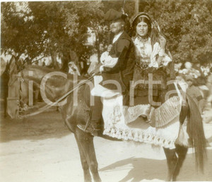 Fotografia d epoca originale 1930 DORGALI NUORO Coppia di contadini a cavallo con costume di festa FOTO 1